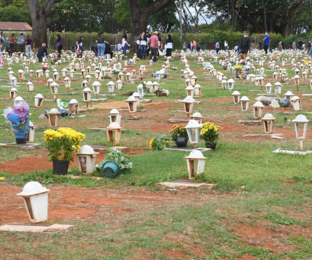 Finados reúne milhares de visitantes e aquece comércio nos cemitériosdo DF