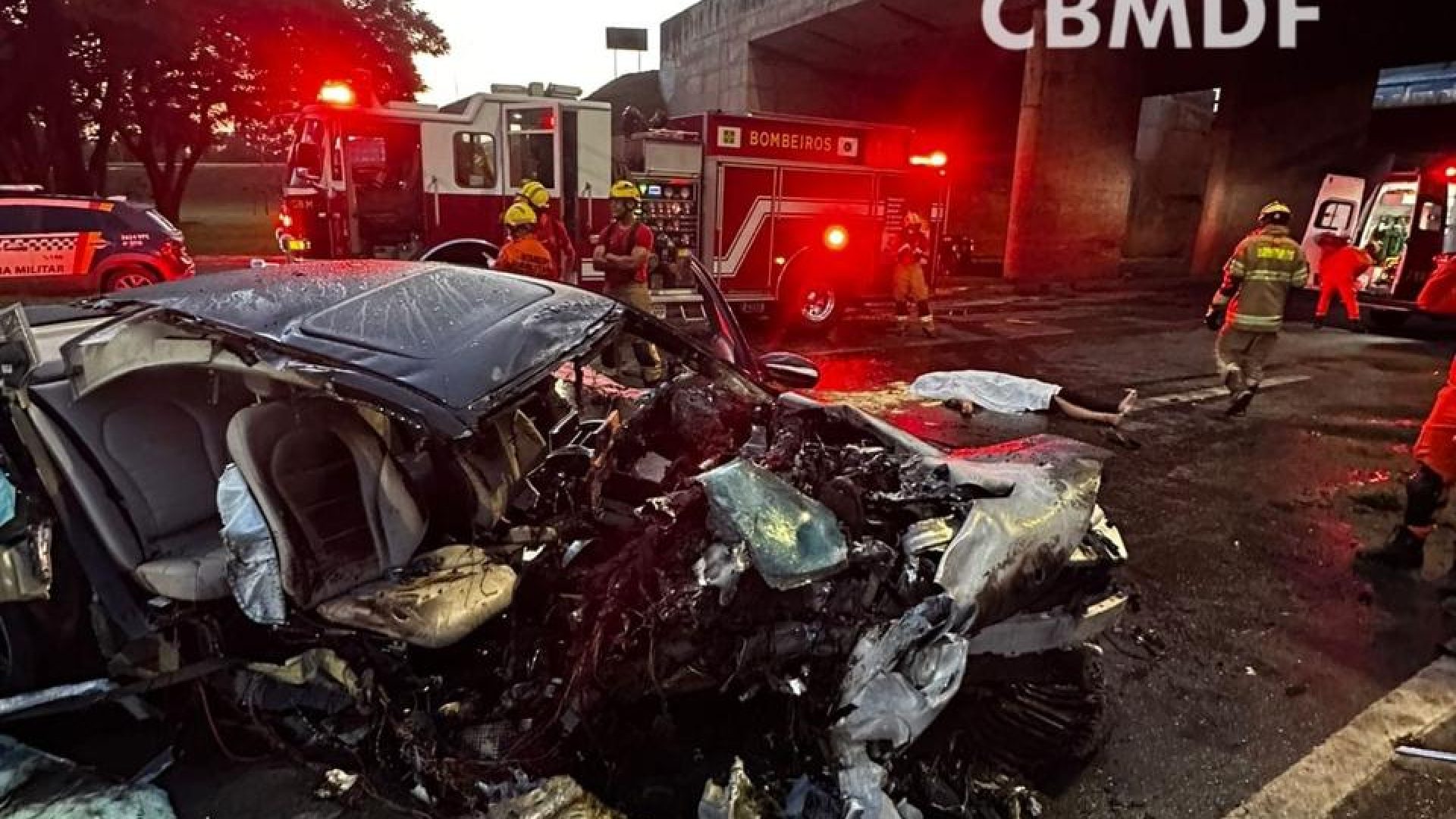 Sargento da PMGO morre e mulher fica gravemente ferida após colisão na EPIA, em frente ao ParkShopping