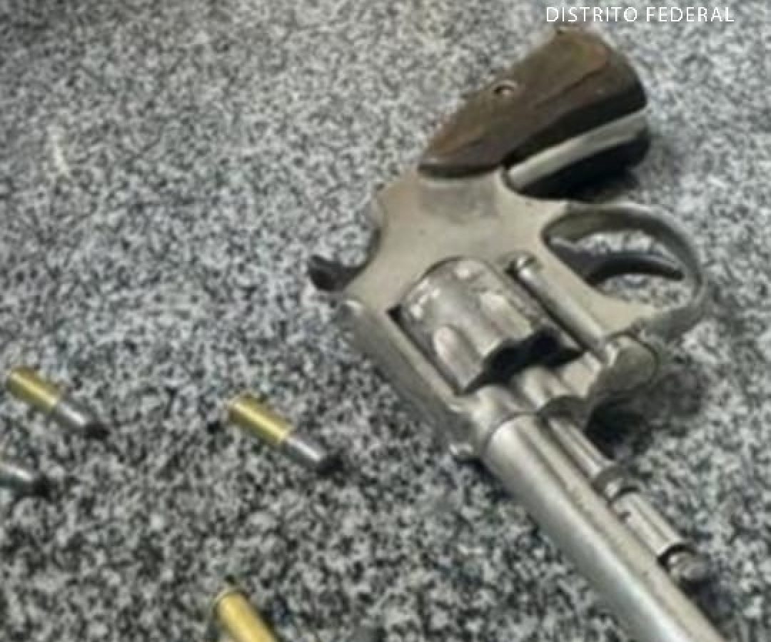 Homem é preso após ameaçar funcionária de supermercado com arma na Estrutural