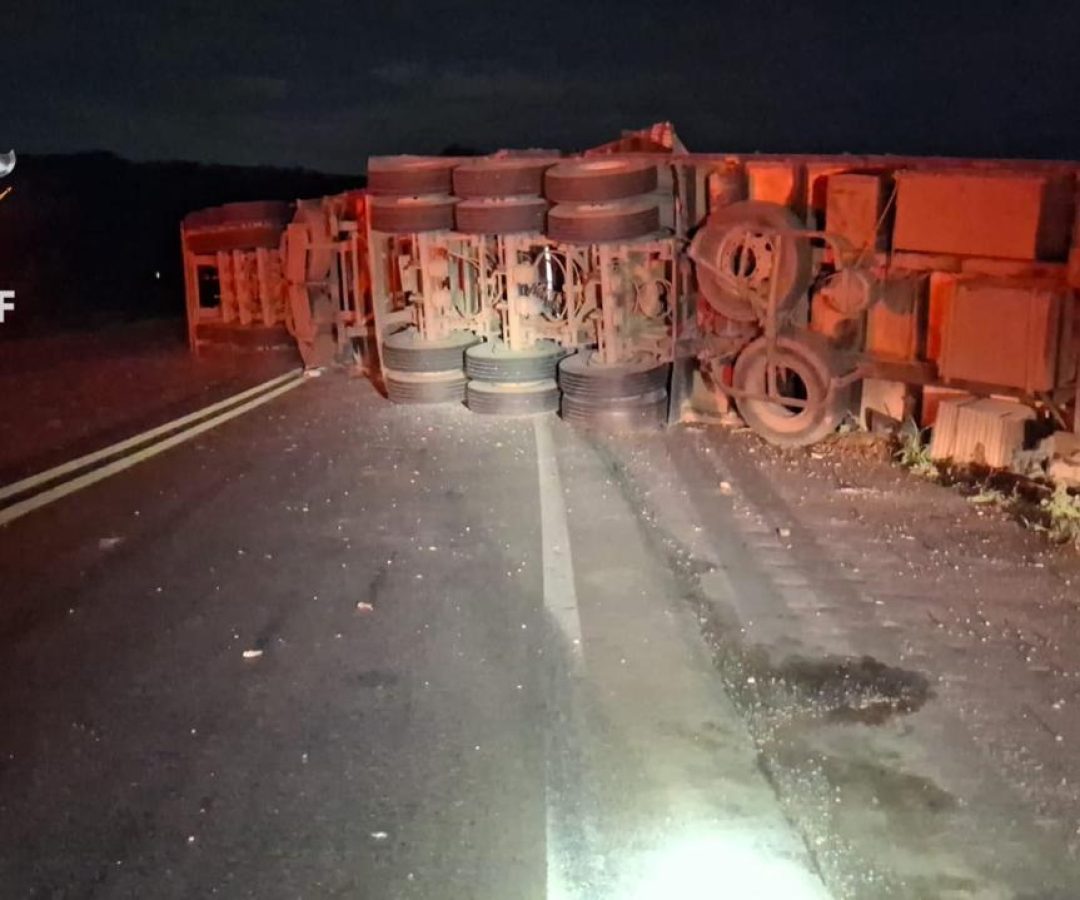 Condutor fica ferido após tombamento de carreta na BR-080, em direção a Padre Bernardo