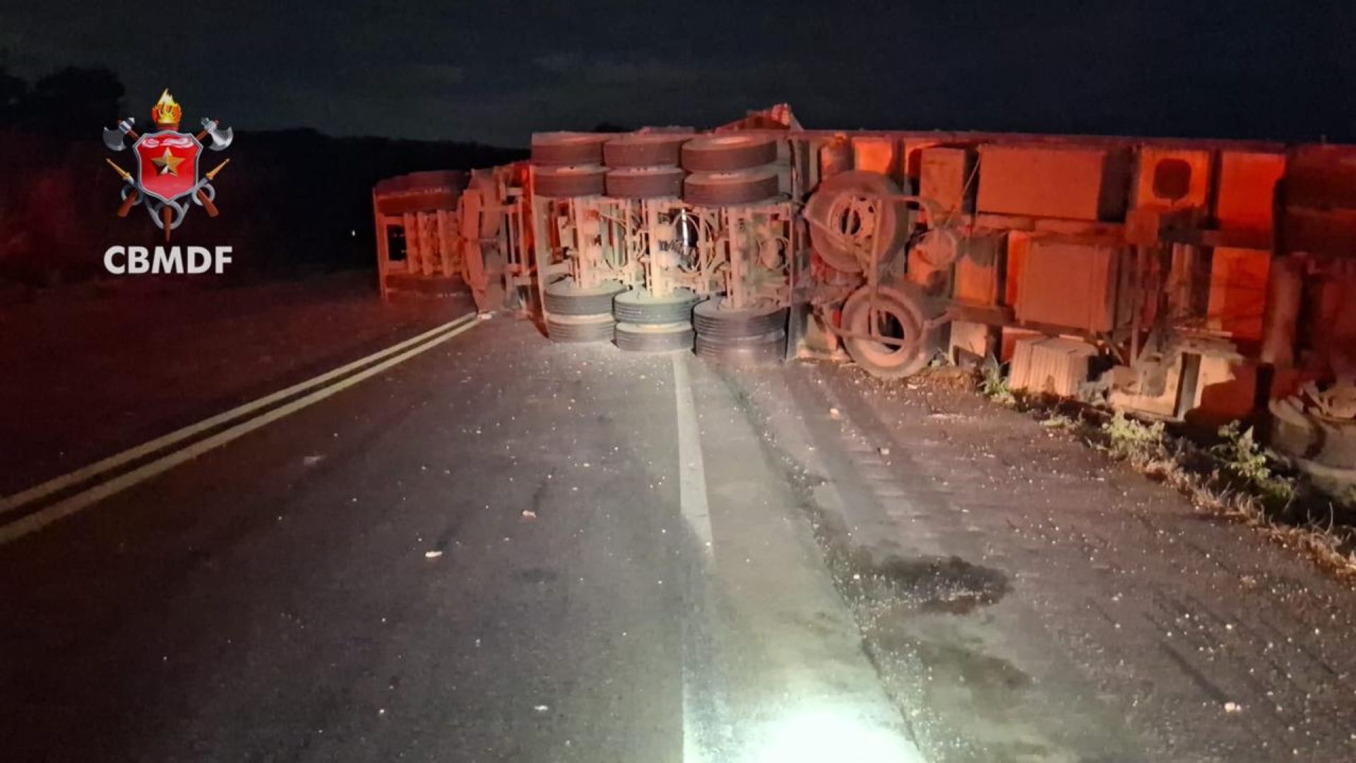 Condutor fica ferido após tombamento de carreta na BR-080, em direção a Padre Bernardo