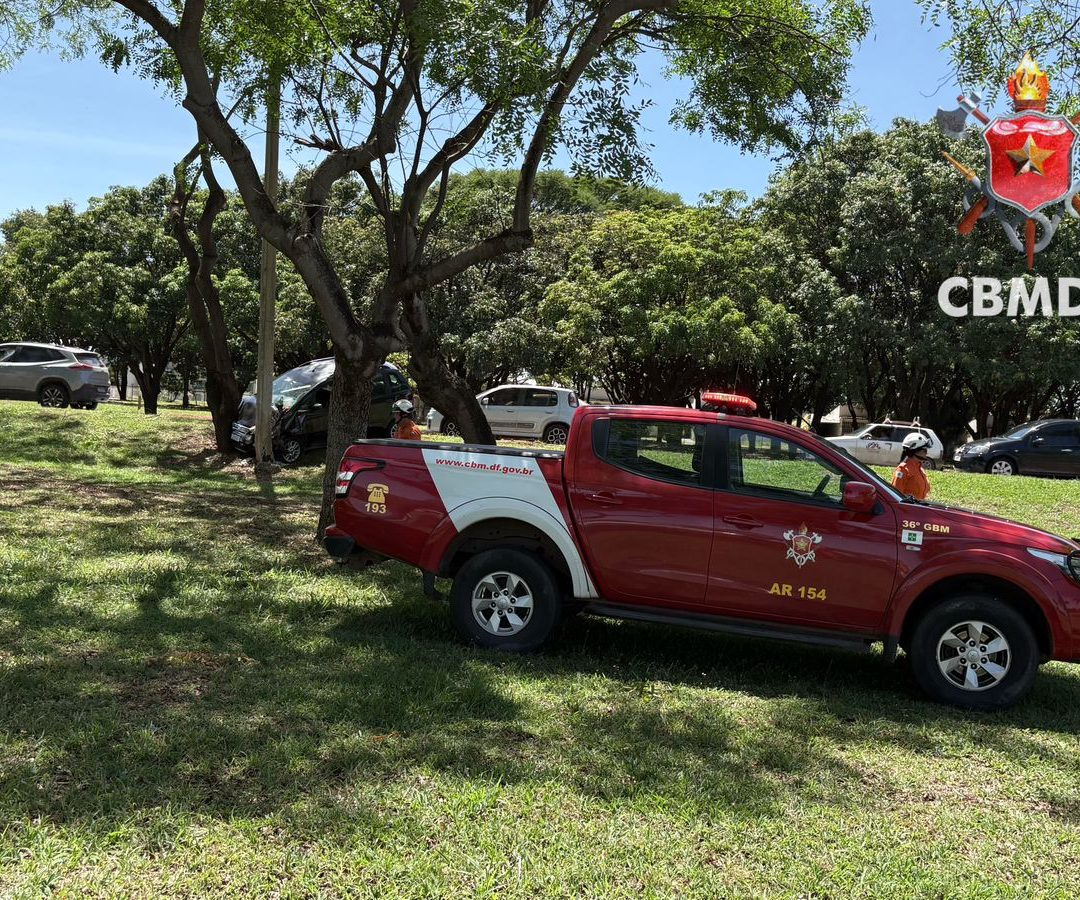 Motorista colide contra poste na EPIA Norte e recusa atendimento hospitalar