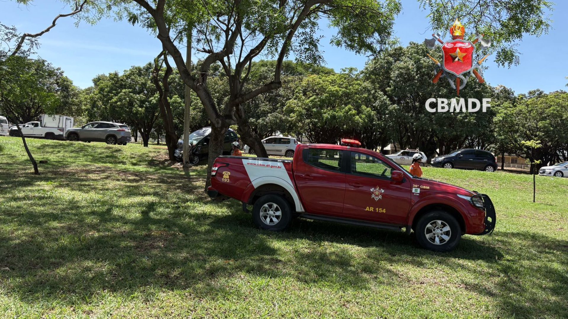 Motorista colide contra poste na EPIA Norte e recusa atendimento hospitalar