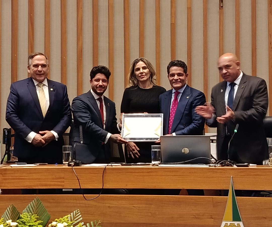 CLDF entrega título de cidadão para diretor do Sesc-DF Valcides de Araújo