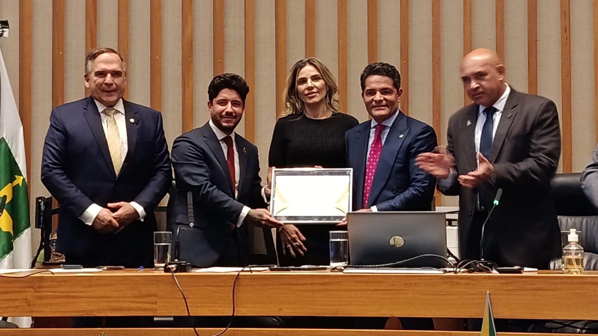 CLDF entrega título de cidadão para diretor do Sesc-DF Valcides de Araújo