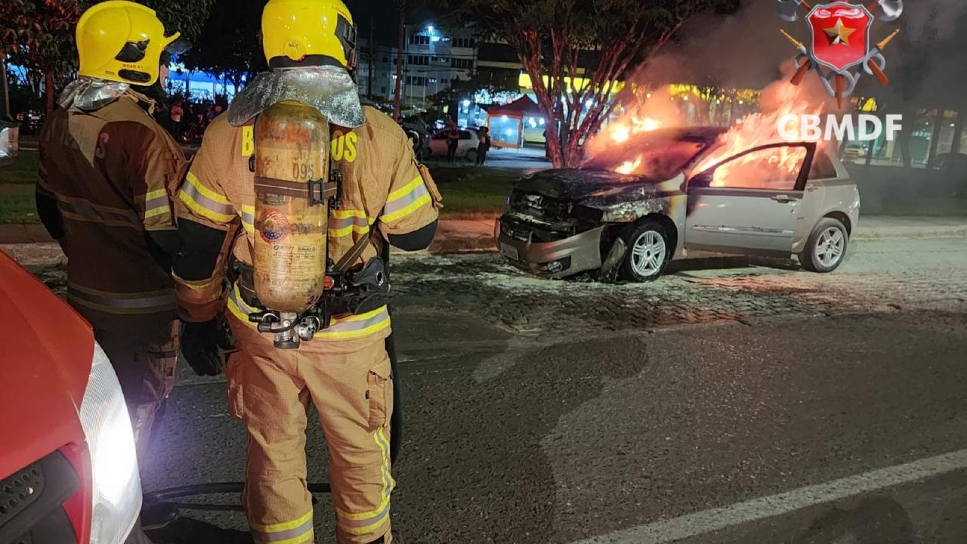 CBMDF é acionado após veículo pegar fogo no Riacho Fundo