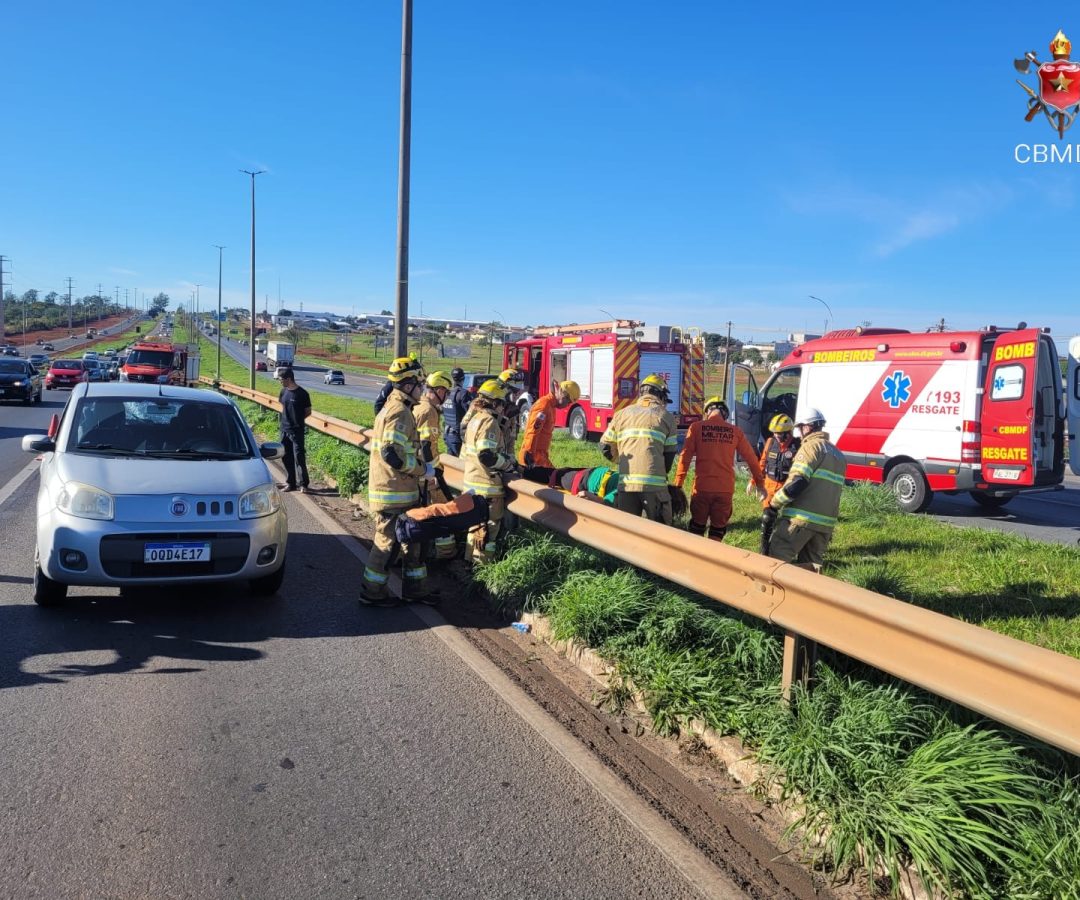 Colisão entre carro e motocicleta deixa feridos na BR-040