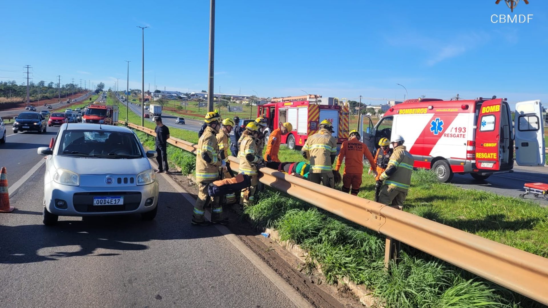 Colisão entre carro e motocicleta deixa feridos na BR-040