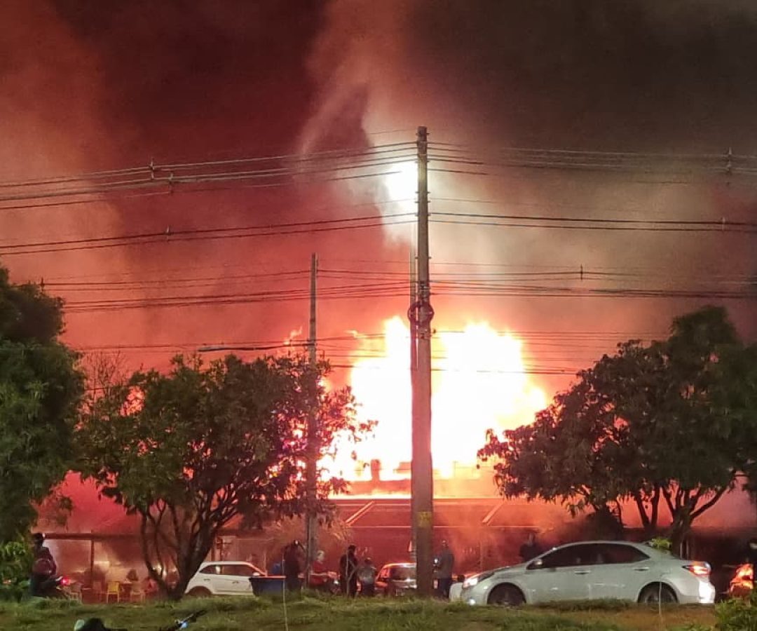 Vídeo: Incêndio destrói Santa Fé Bar no Jardim Botânico