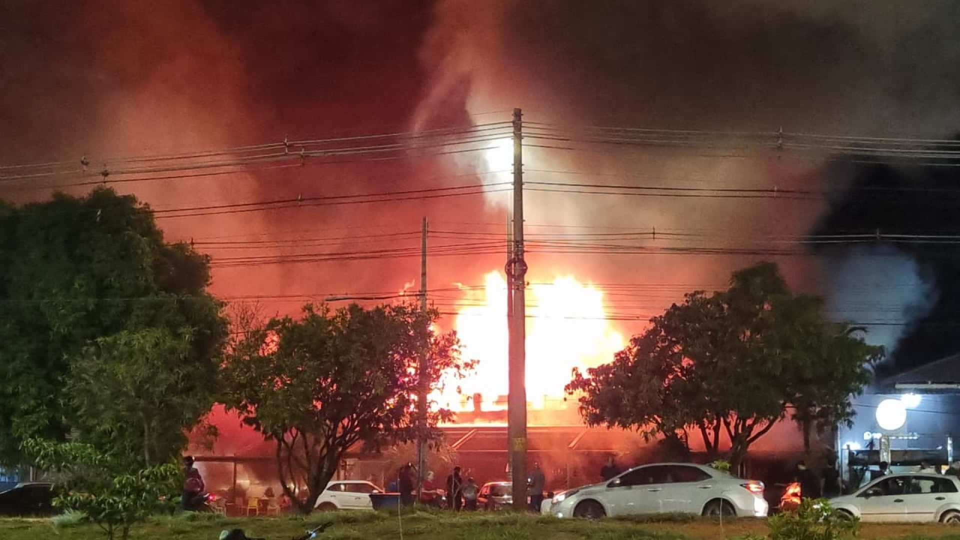 Vídeo: Incêndio destrói Santa Fé Bar no Jardim Botânico