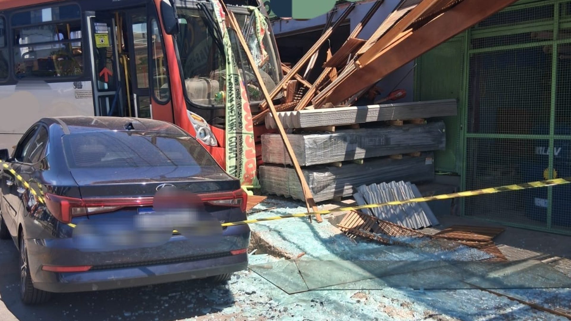 Ônibus atinge fachada de madeireira em São Sebastião