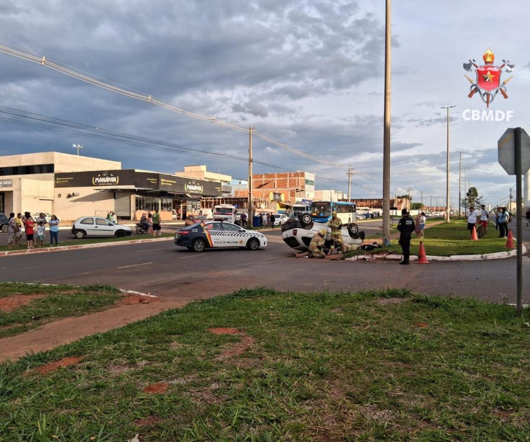 Veículo perde controle, capota e motorista é levado ao hospital