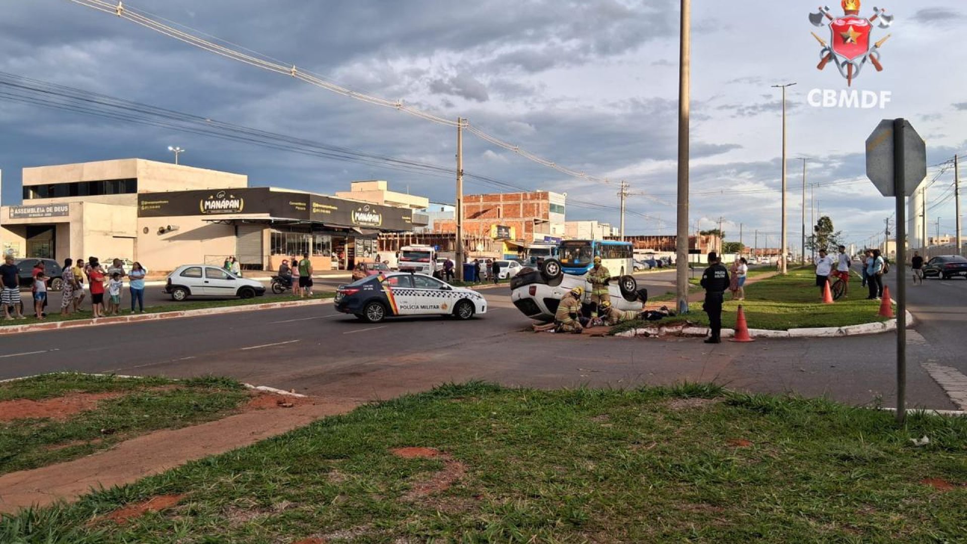 Veículo perde controle, capota e motorista é levado ao hospital