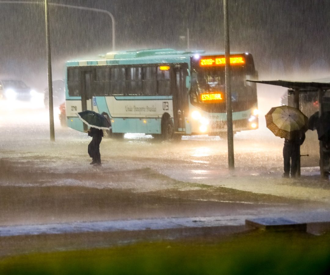 Temporada de chuva no DF exige mais atenção e cuidados no trânsito