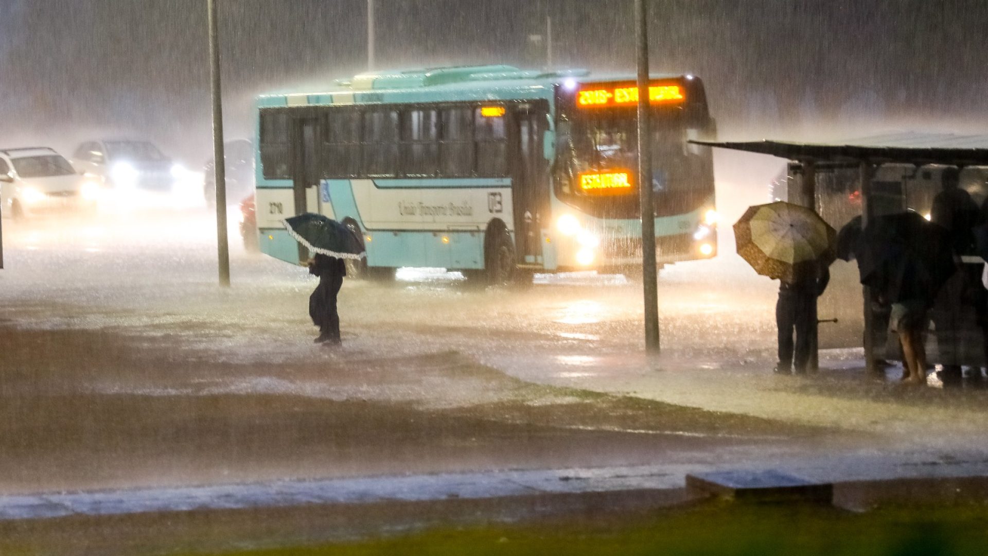 Temporada de chuva no DF exige mais atenção e cuidados no trânsito
