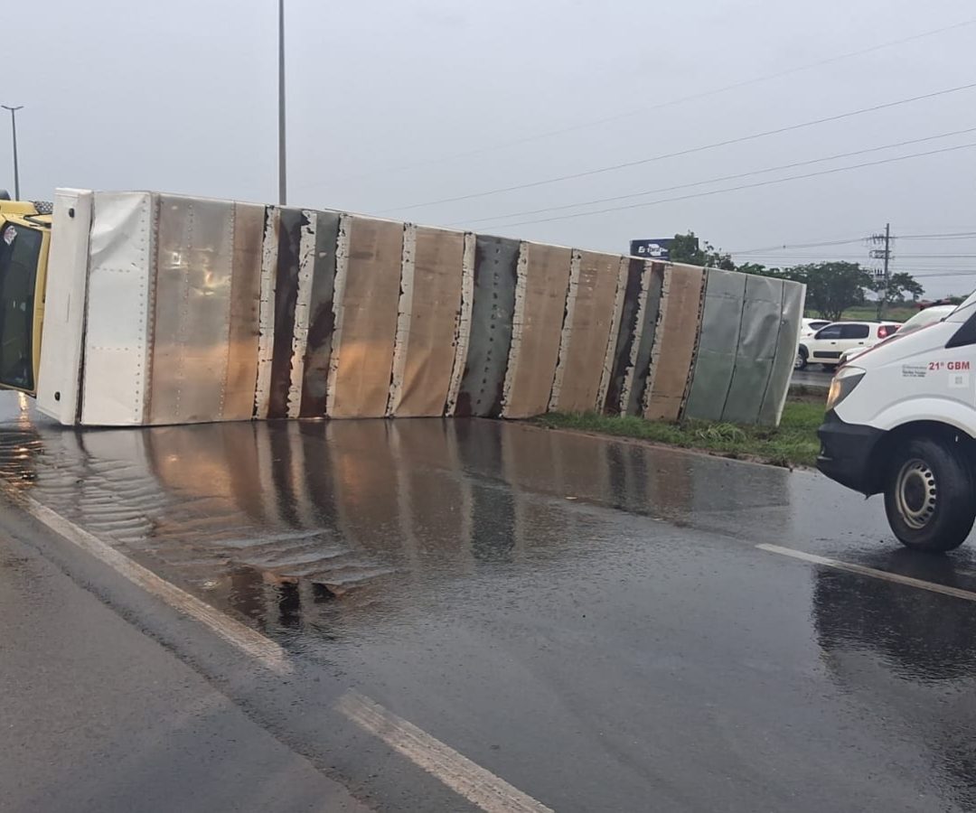 CBMDF é acionado após caminhão tombar na BR-020