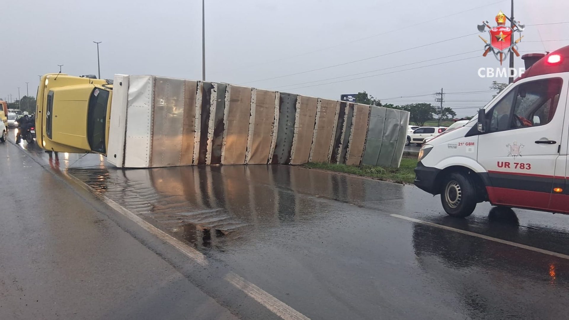 CBMDF é acionado após caminhão tombar na BR-020