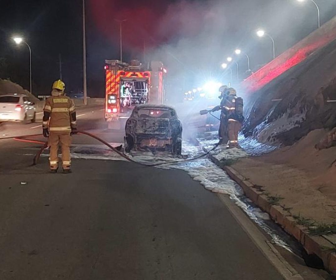 Carro pega fogo na subida do Colorado e mobiliza equipes dos Bombeiros