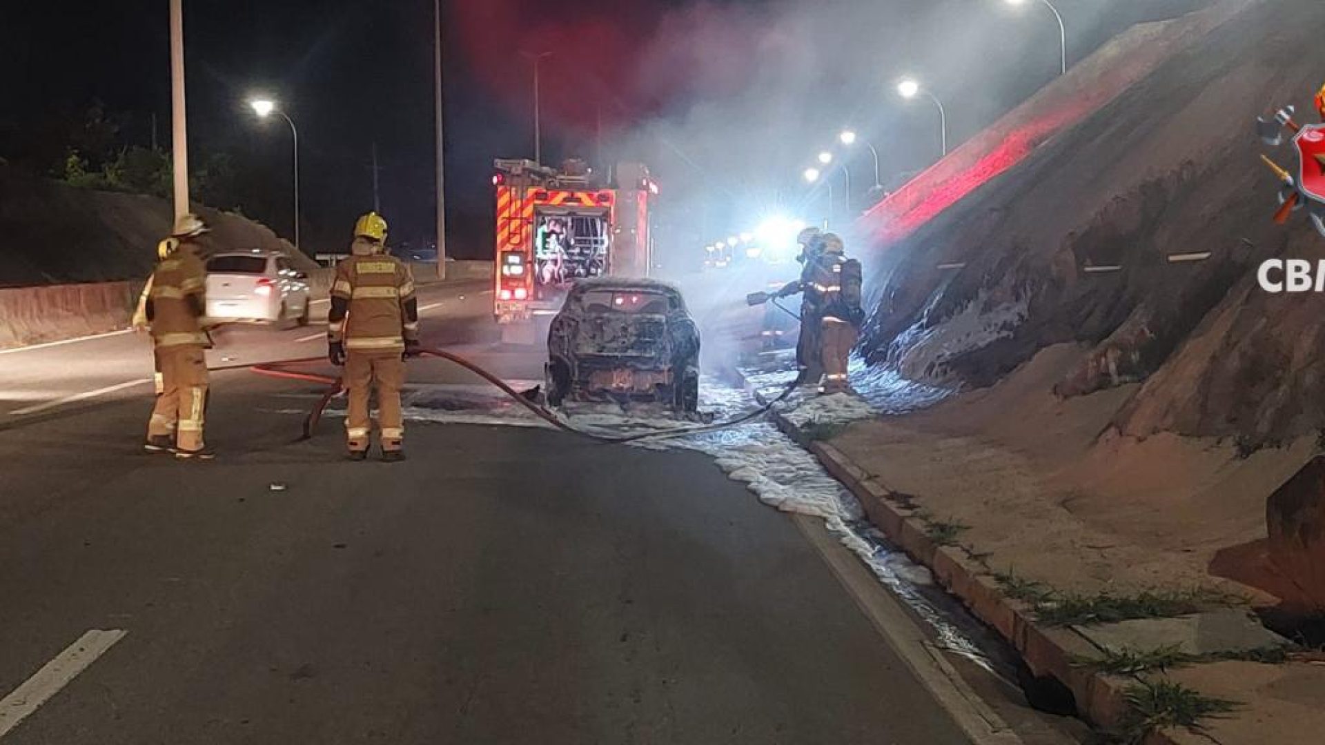 Carro pega fogo na subida do Colorado e mobiliza equipes dos Bombeiros