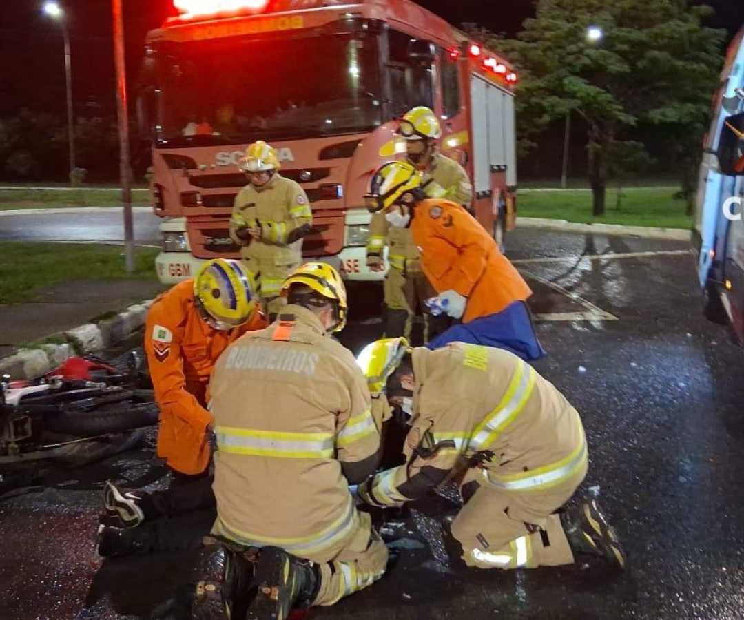 Colisão na L4 Norte mobiliza bombeiros e deixa motociclista ferido