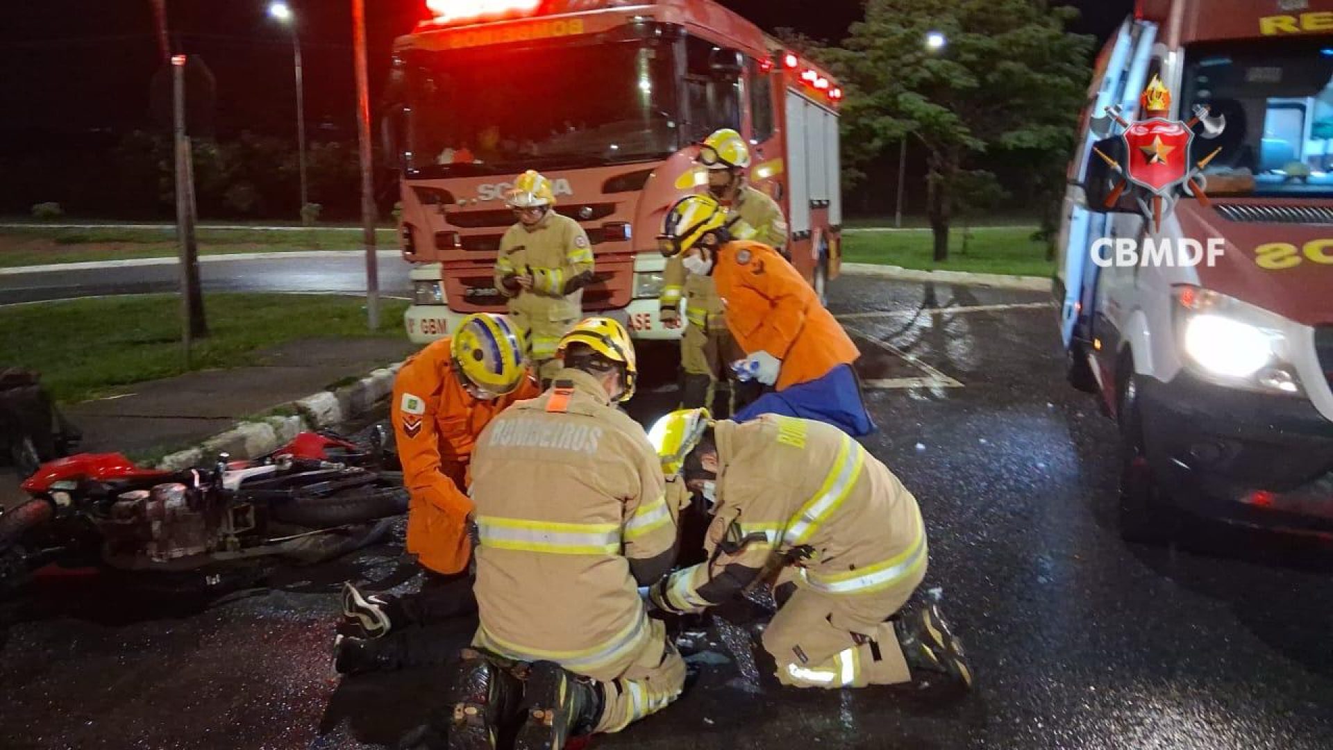 Colisão na L4 Norte mobiliza bombeiros e deixa motociclista ferido