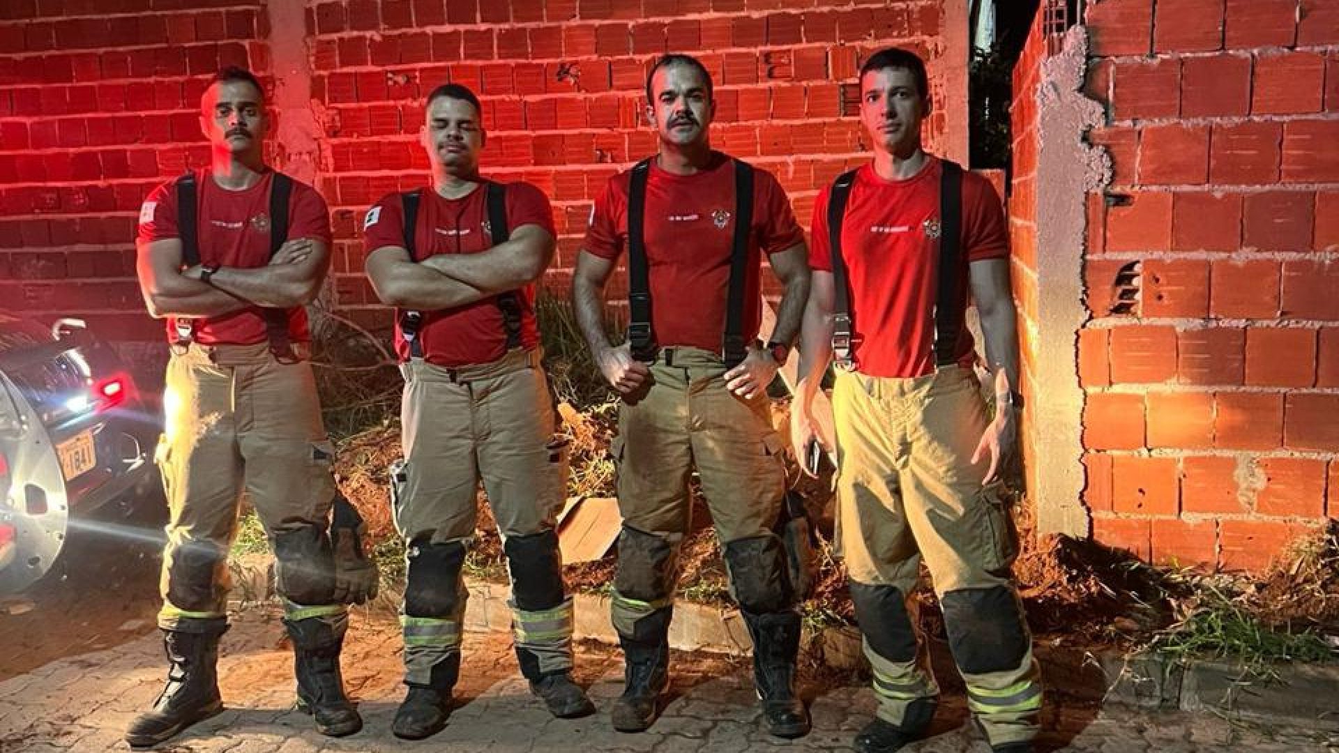 Bombeiros salvam cachorro preso em buraco no Sol Nascente e levam animal para tratamento