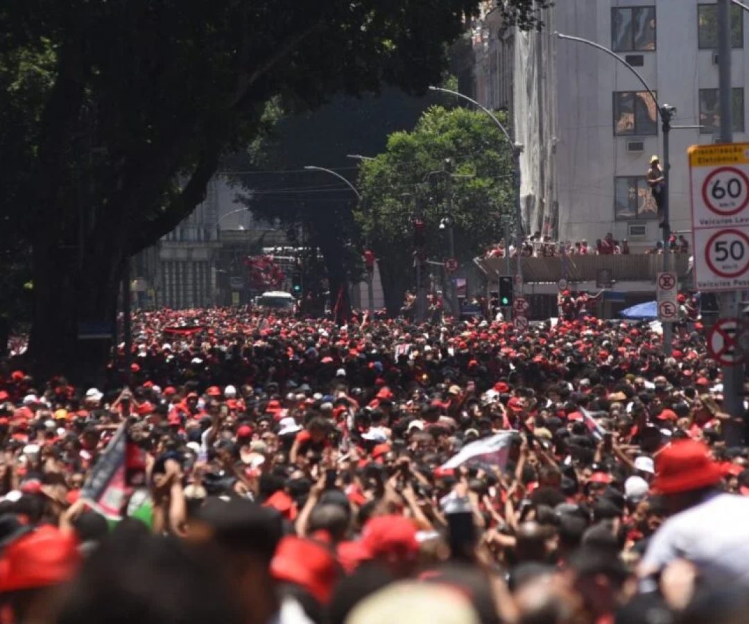 Festa do tetra do Flamengo reúne multidão no Rio e tem confusão no final