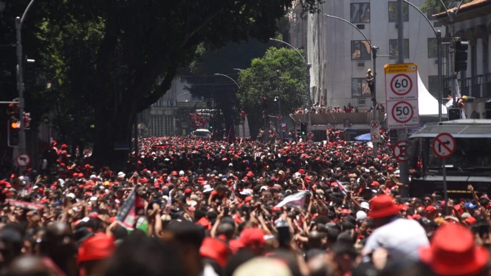 Festa do tetra do Flamengo reúne multidão no Rio e tem confusão no final
