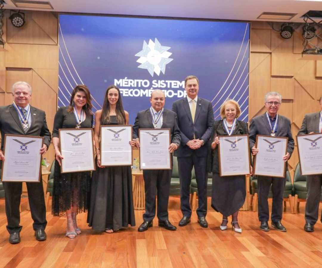Governador Ibaneis Rocha recebe a Medalha Mérito Sistema Fecomércio-DF