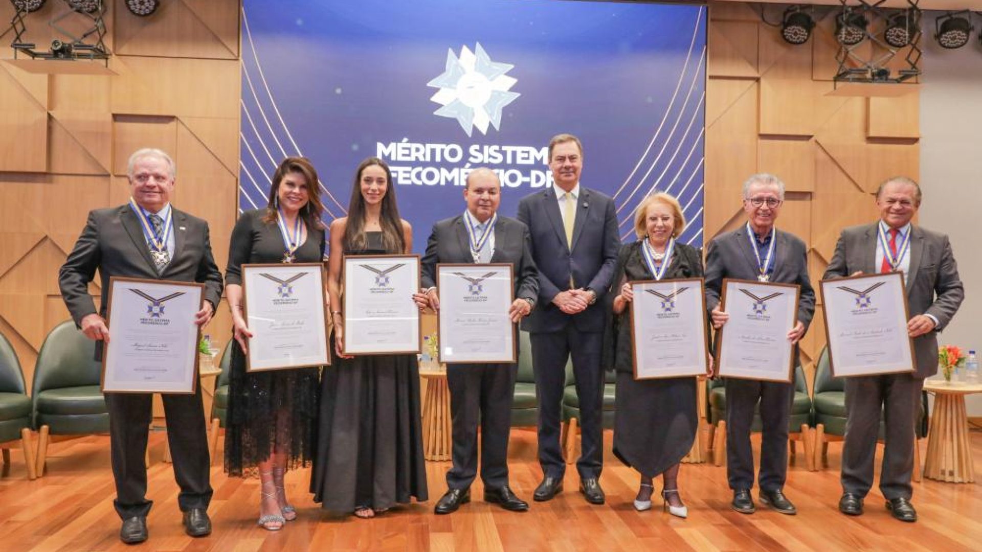 Governador Ibaneis Rocha recebe a Medalha Mérito Sistema Fecomércio-DF