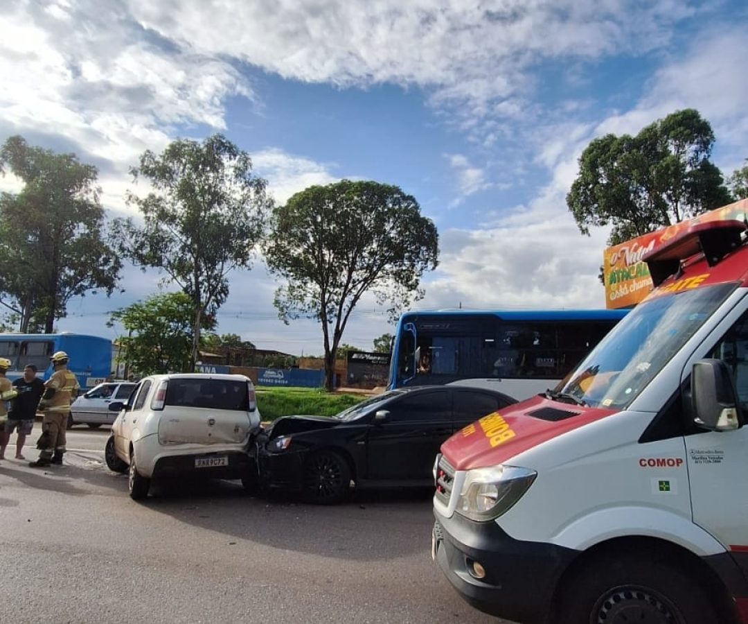Uma pessoa fica ferida após colisão entre dois veículos e um ônibus na EPNB