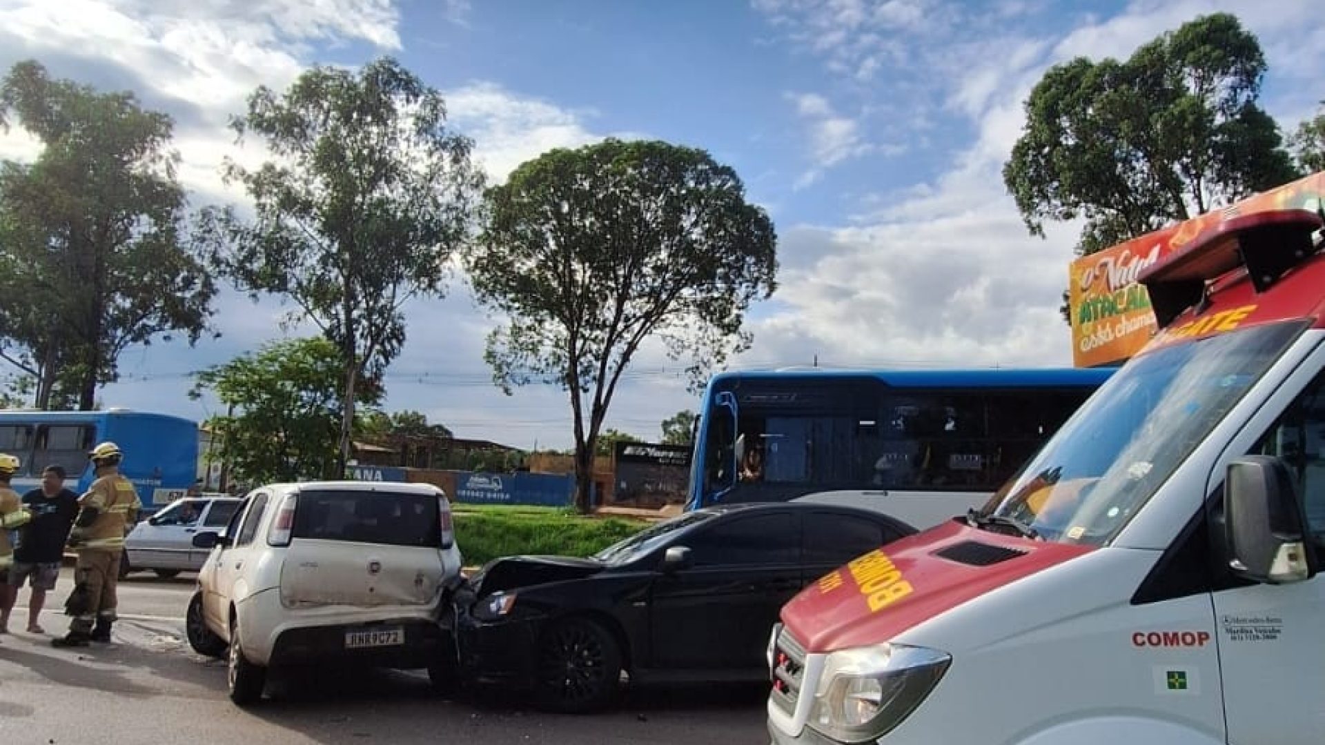Uma pessoa fica ferida após colisão entre dois veículos e um ônibus na EPNB