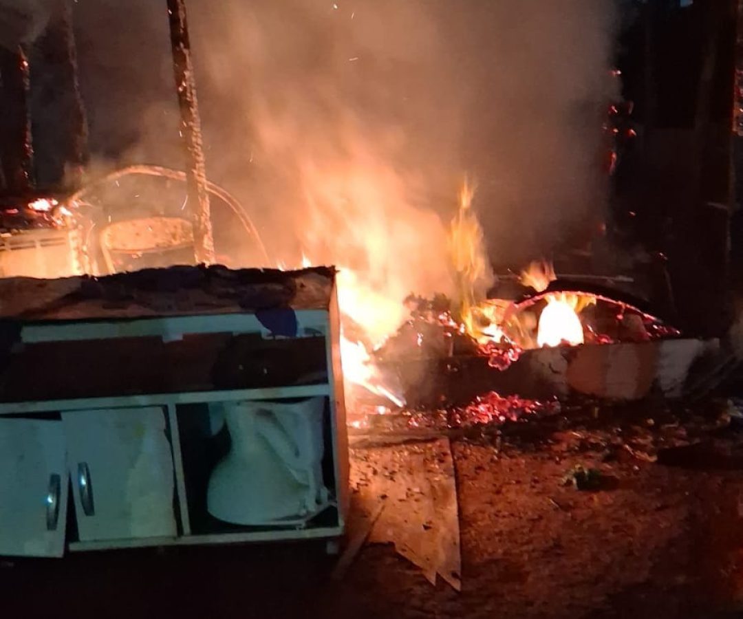 Incêndio destrói habitação de madeira em Planaltina e mobiliza Corpo de Bombeiros