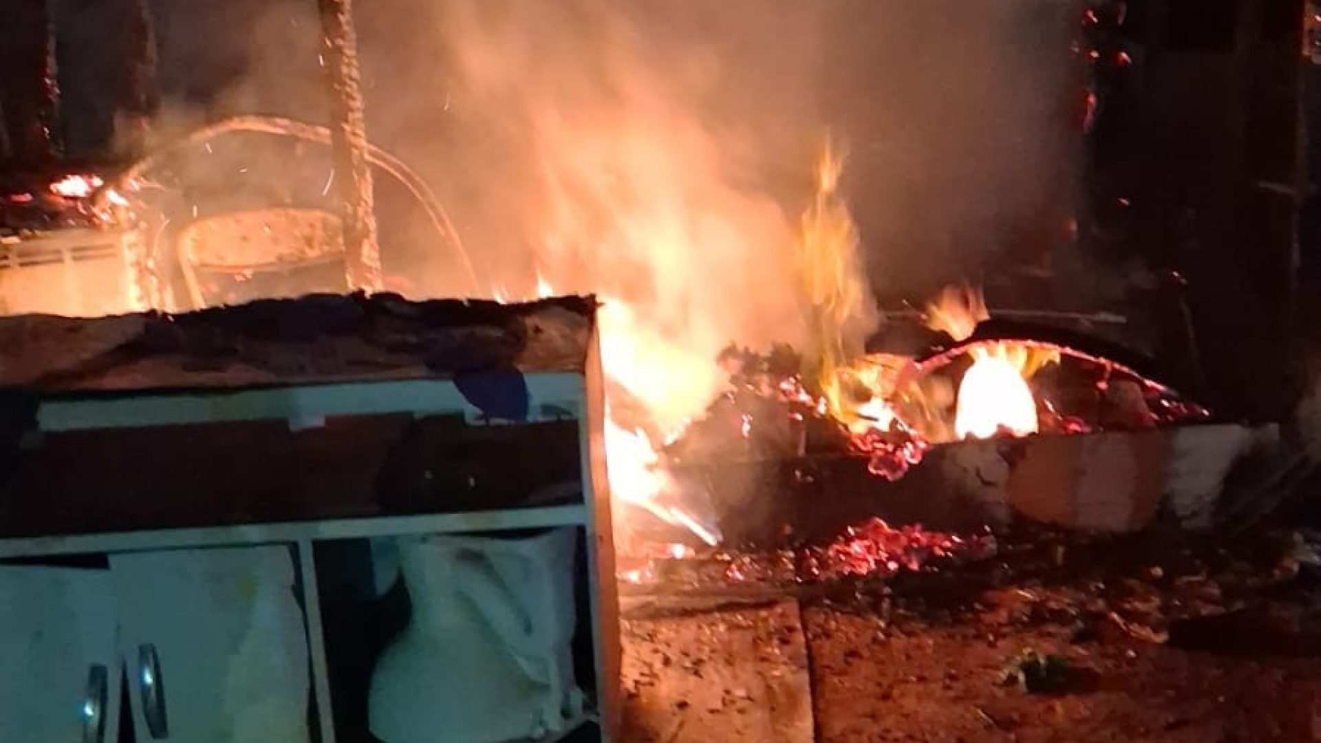 Incêndio destrói habitação de madeira em Planaltina e mobiliza Corpo de Bombeiros