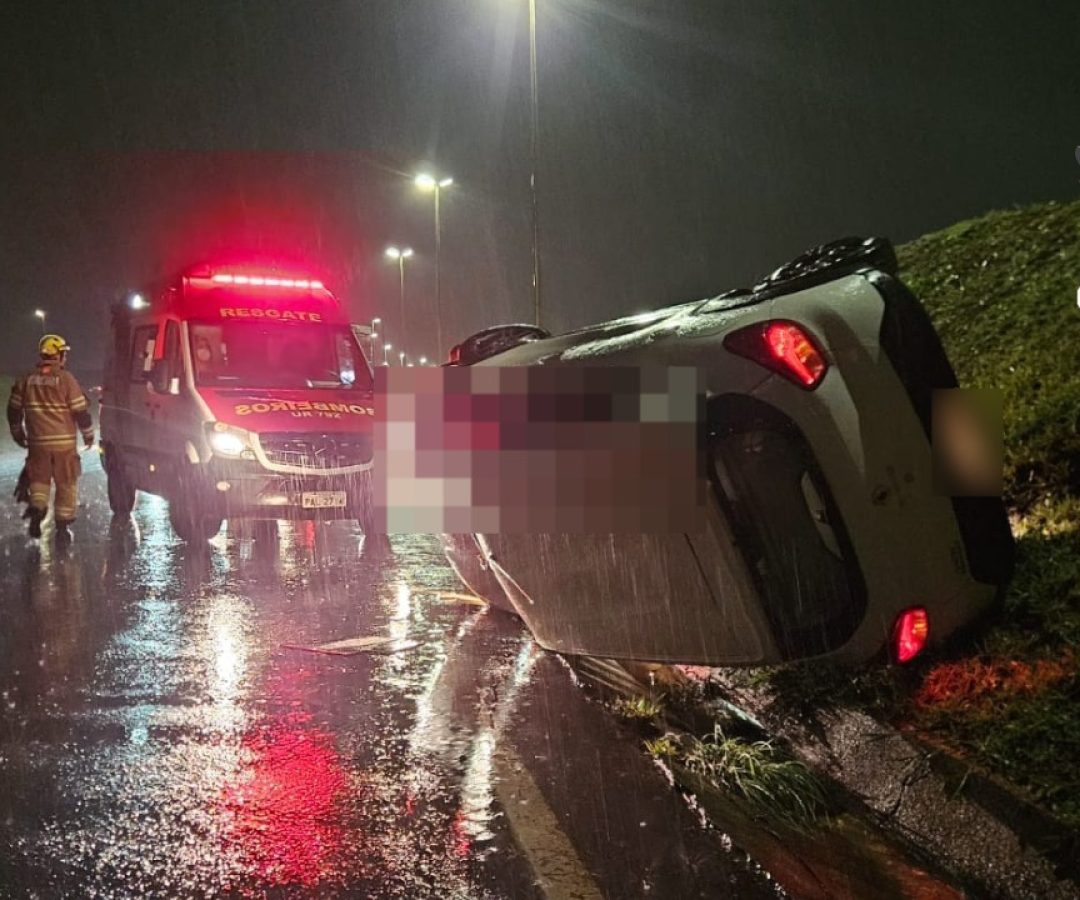 Capotamento na EPIA mobiliza bombeiros e preocupa motoristas no início da noite