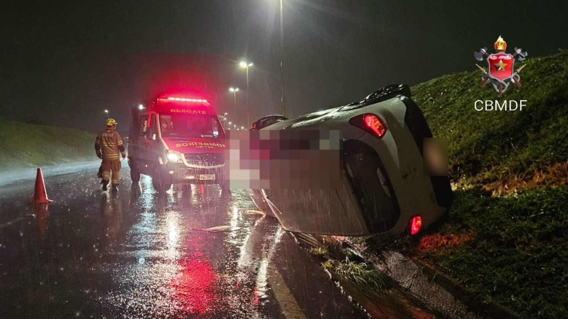 Capotamento na EPIA mobiliza bombeiros e preocupa motoristas no início da noite