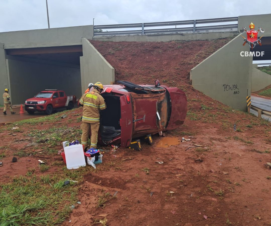 Bombeiros resgatam vítima de carro capotado no Setor de Clubes