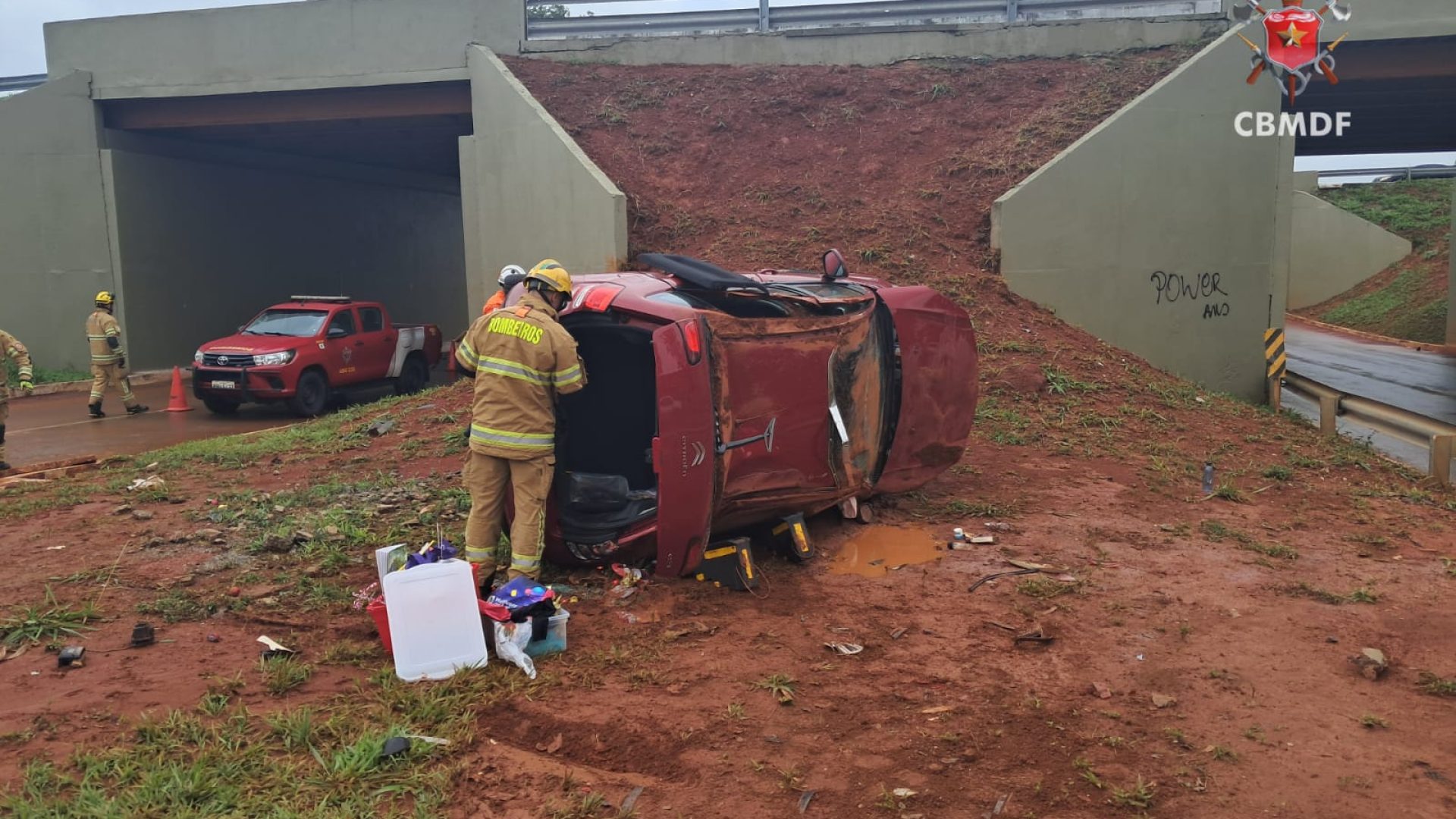 Bombeiros resgatam vítima de carro capotado no Setor de Clubes