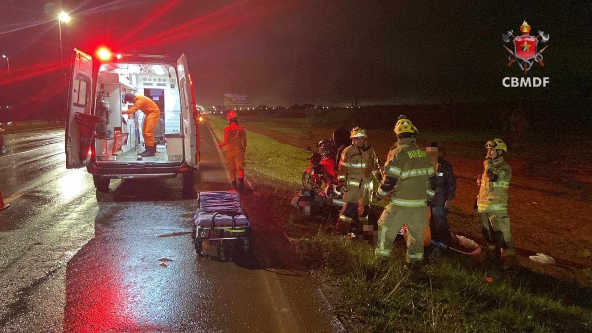 Motociclista fica ferida após queda no Catetinho