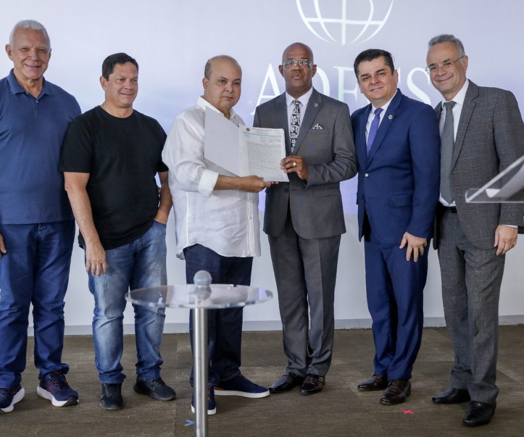 Governador Ibaneis Rocha entrega escritura de templo da Assembleia de Deus Campo Ceilândia Sul