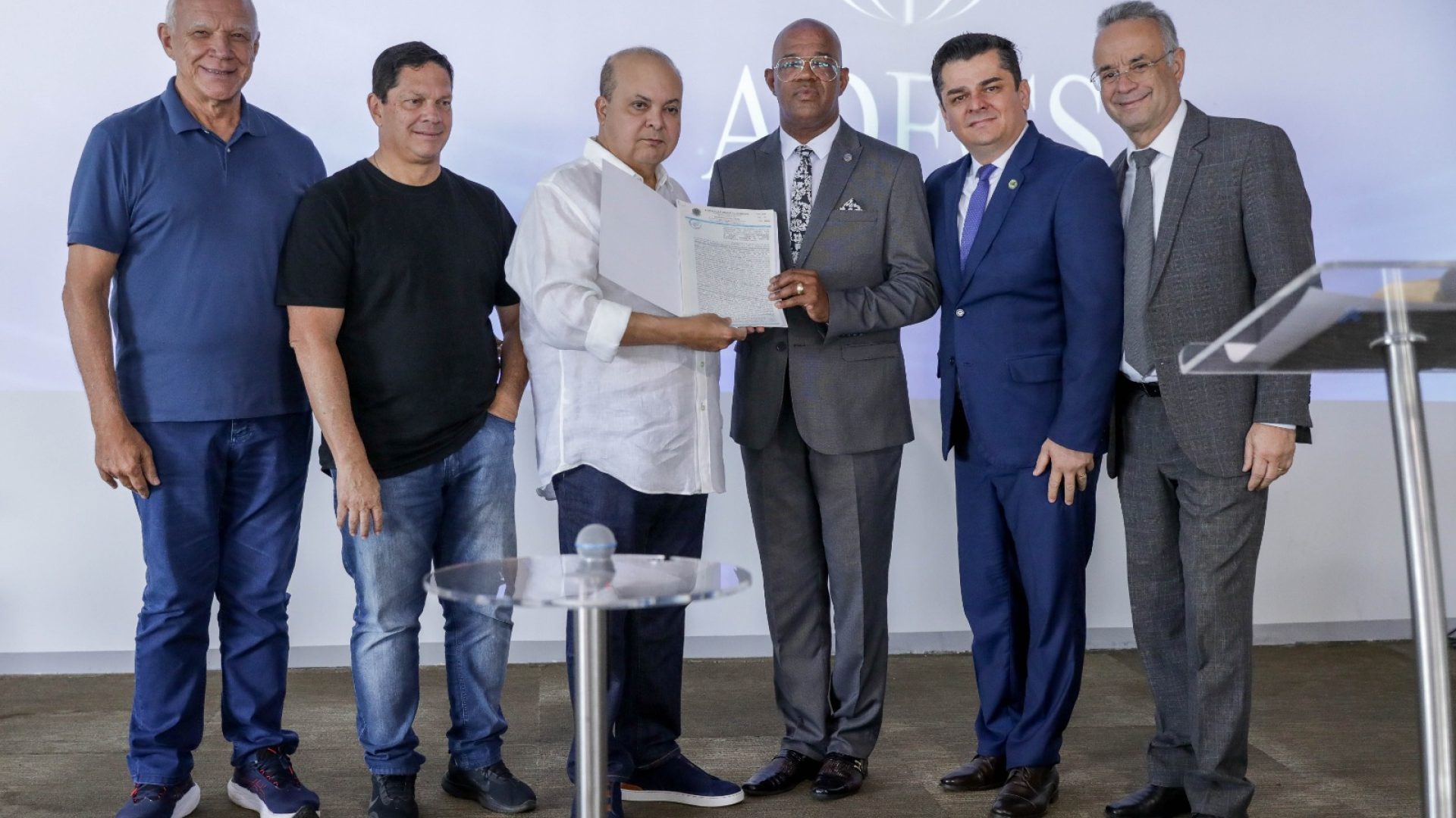 Governador Ibaneis Rocha entrega escritura de templo da Assembleia de Deus Campo Ceilândia Sul