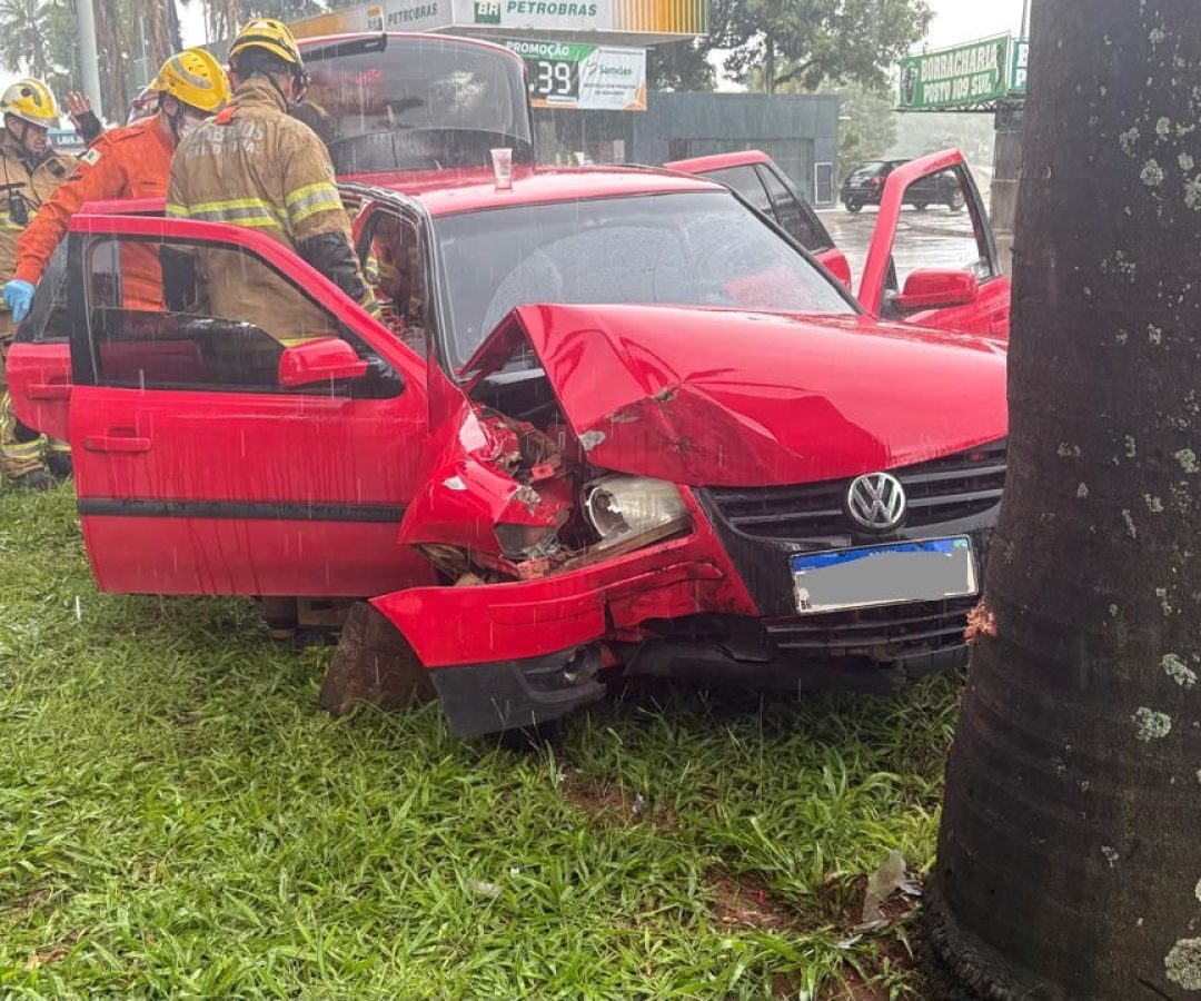 Veículo colide com árvore na Asa Sul e deixa passageira ferida