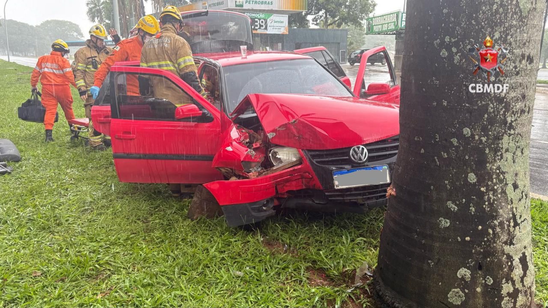 Veículo colide com árvore na Asa Sul e deixa passageira ferida