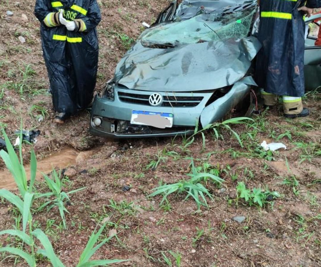 Veículo capota e cai em vala de drenagem na BR-060