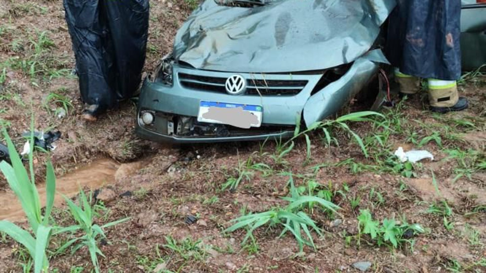 Veículo capota e cai em vala de drenagem na BR-060