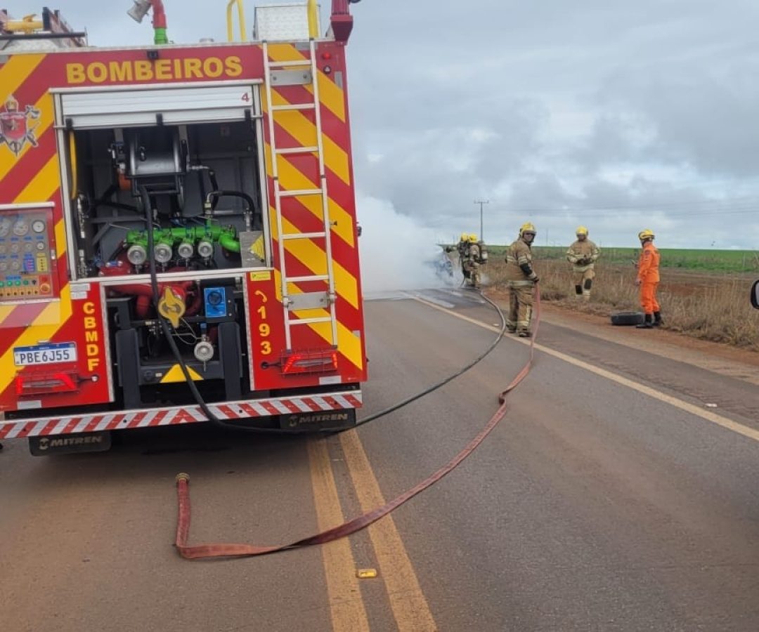 CBMDF combate incêndio em veículo na GO-118