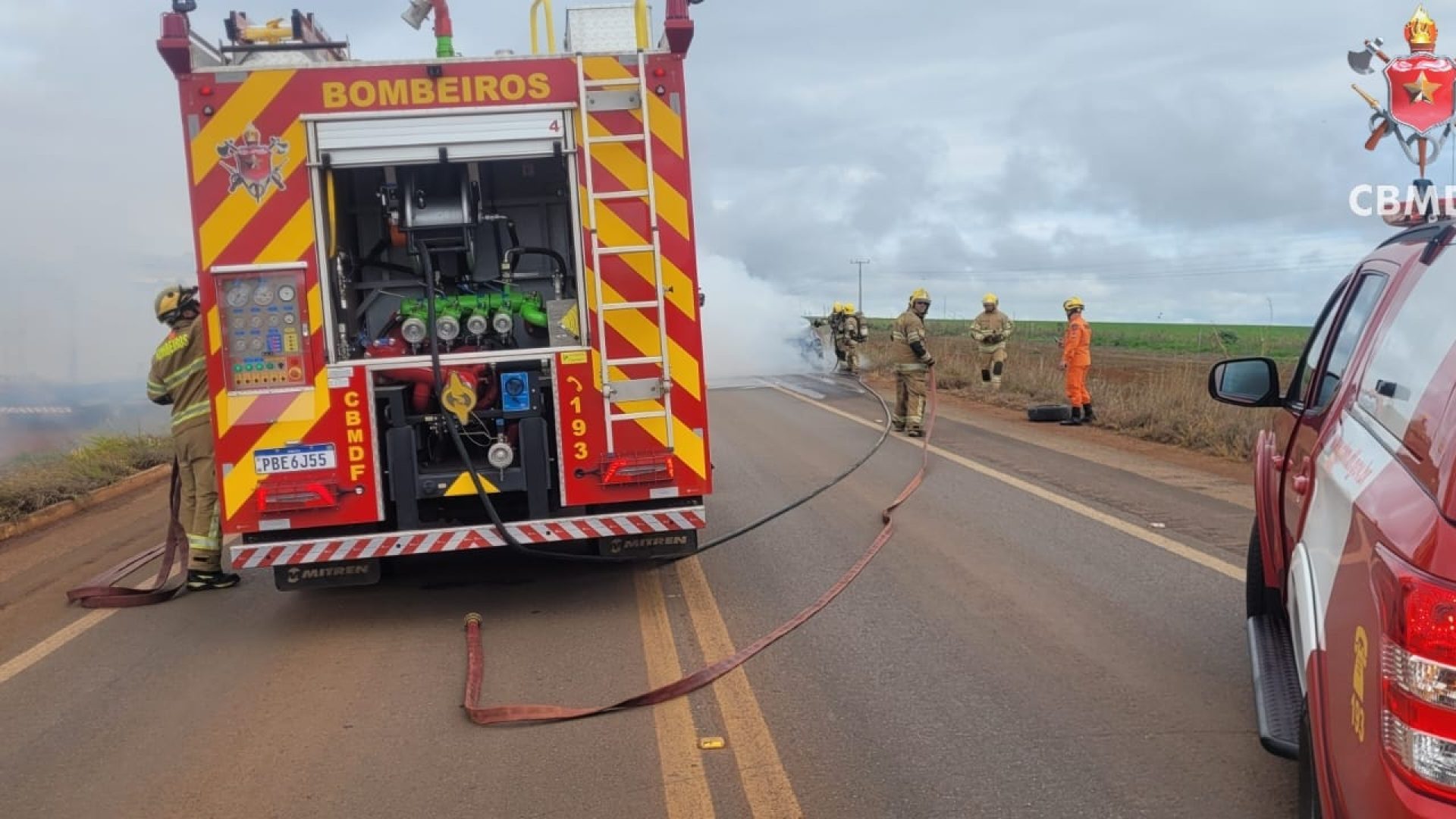 CBMDF combate incêndio em veículo na GO-118