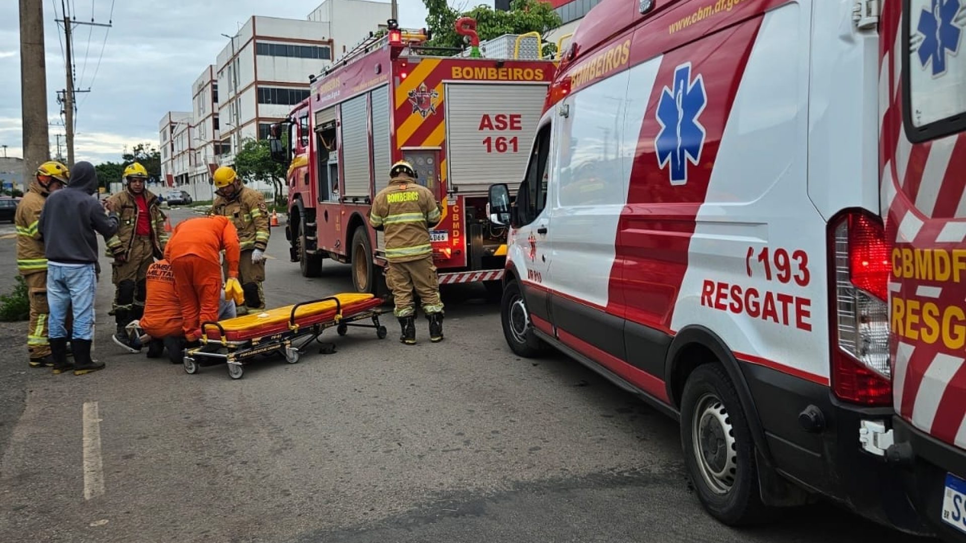 Idoso é atropelado por motocicleta na QNN 37 e levado ao hospital em estado estável