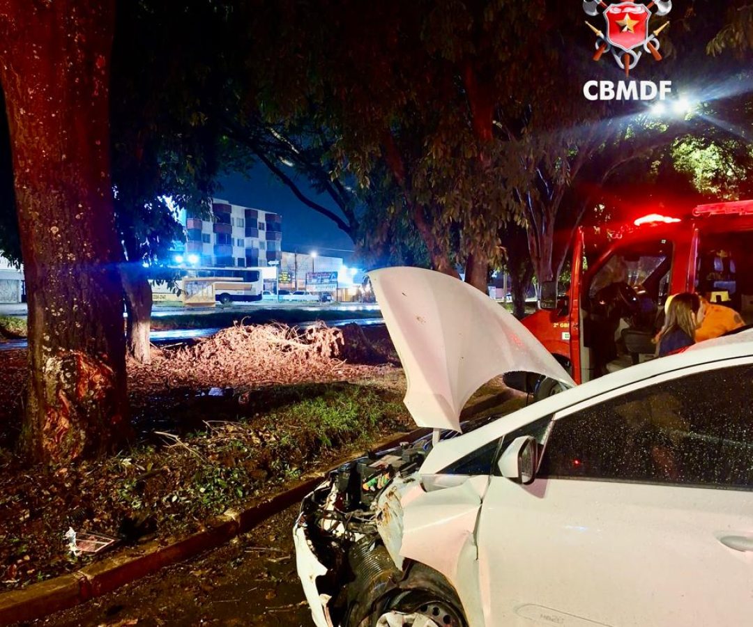 CBMDF é acionado após veículo colidir com árvore em Taguatinga