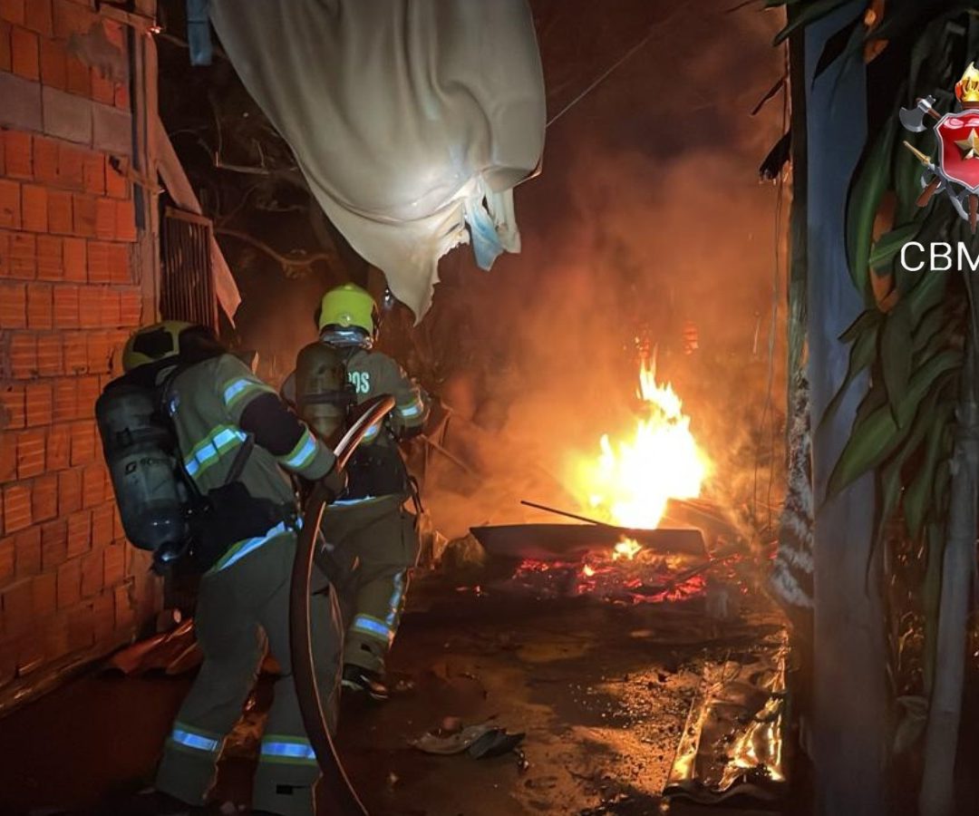 Fogo atinge residência em Sobradinho e mobiliza equipes do Corpo de Bombeiros